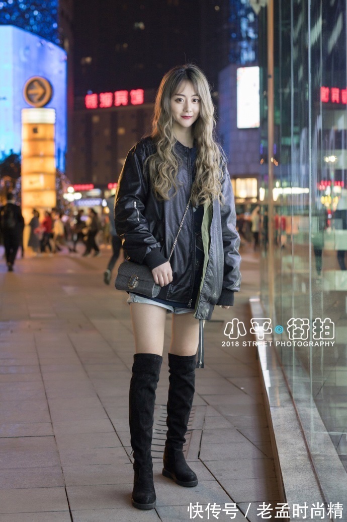 街拍 重庆街拍,皮衣与牛仔裤搭配一字高跟鞋,魅力与时尚并存!