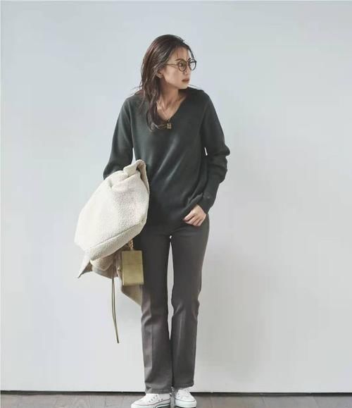 时髦|比黑白灰惊艳、比大地色时髦,最美的“疗愈色”穿搭,一眼就喜欢