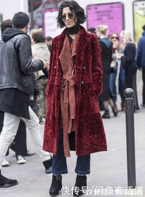 酒红色 四五十岁女人,秋冬大衣别选这几种“姨妈色”,显俗气还掉档次