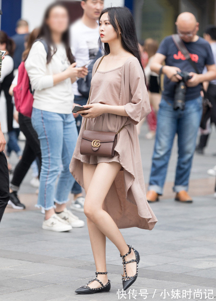 格子|街拍,一字肩格子衬衫搭配毛边牛仔裤,时髦又有女人味!