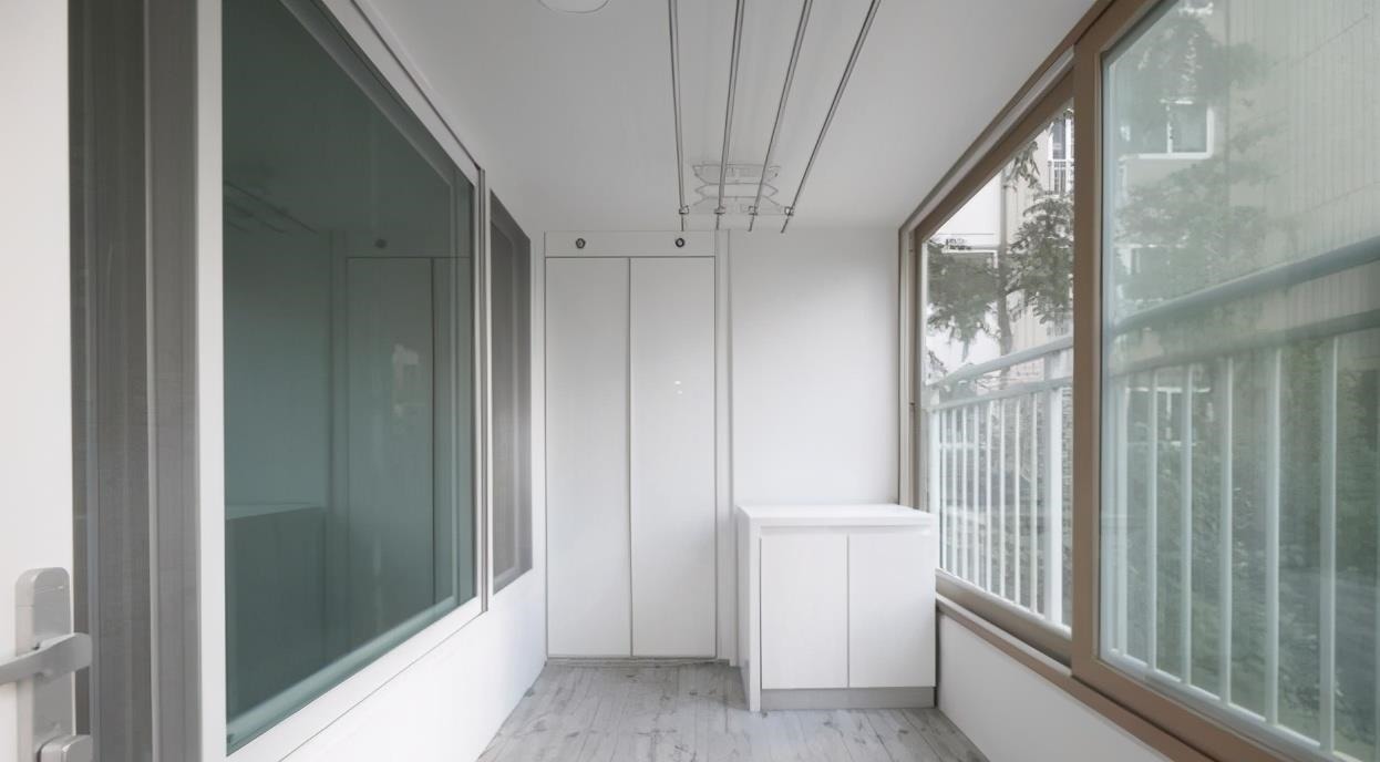 现浇|韩国人聪明,不考虑阳台封不封,直接在护栏边装推拉门,安全实用