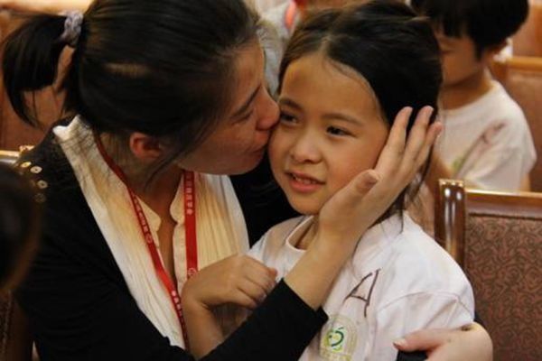 宠爱|“最深情奶爸”火了,满眼宠爱向宝宝索吻,却被女儿一脸嫌弃推开