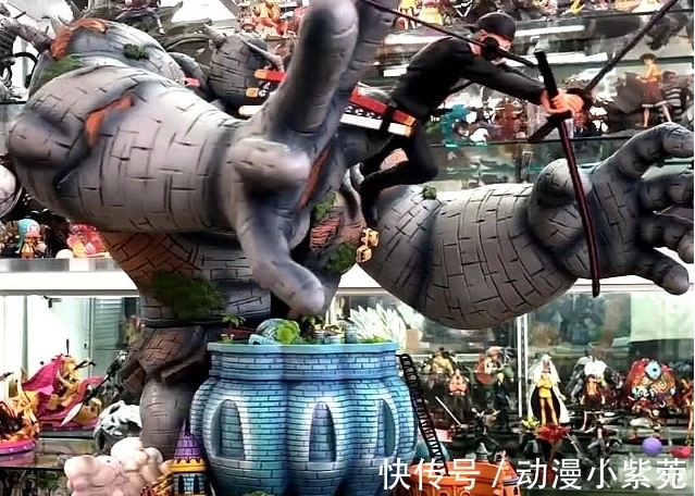 索隆|“五位数”的手办长什么样?看到索隆明白了,网友:底座都买不起