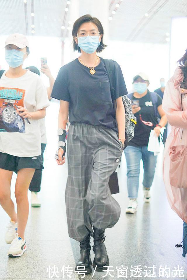 穿腻了牛仔裤,初秋试试时髦的“格纹裤”,从此摆脱路人感