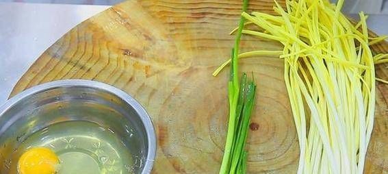 蒜黄炒鸡蛋很简单,先煎鸡蛋还是先炒蒜黄