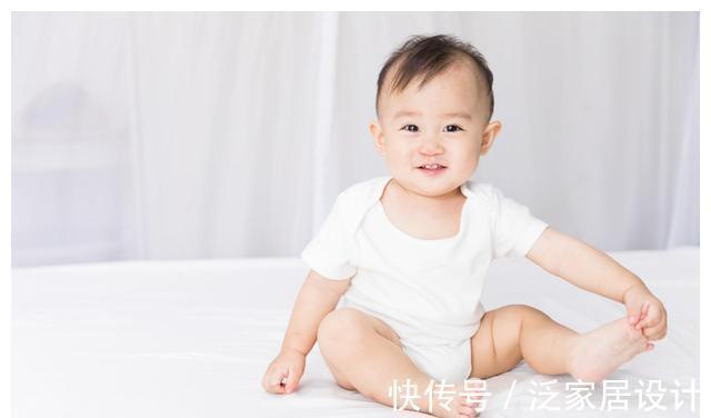 大动作|孩子几时会坐、爬、站?一岁前宝宝大动作发育表,妈妈要牢记