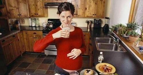 食物|孕妈晚上再饿,3种食物都别碰,等宝宝“抗议”再后悔就来不及了