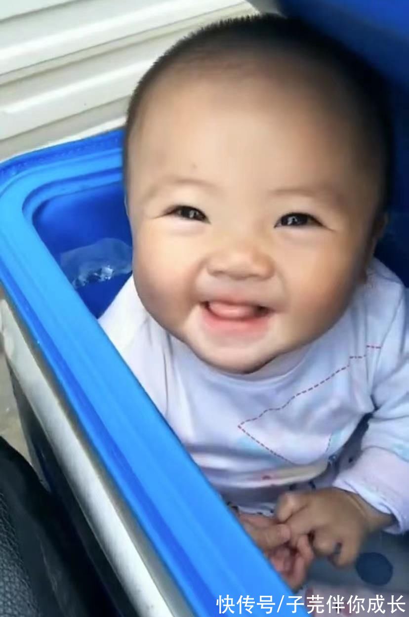爸爸|6个月跟着爸爸送外卖，笑脸治愈无数人，菲儿宝宝如今过得怎样？