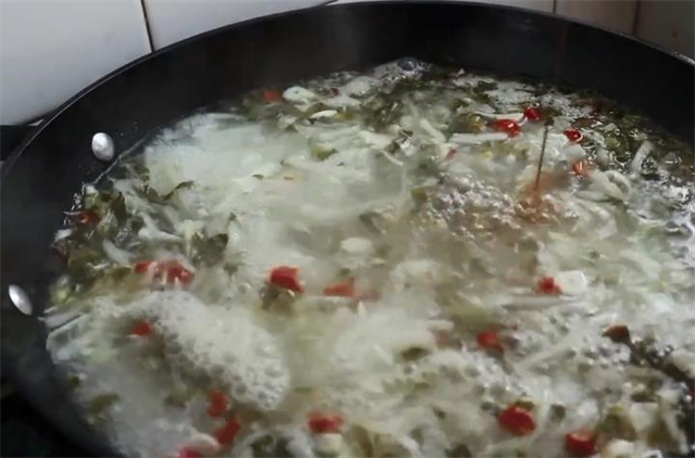 教你在家腌酸菜,不用加盐,7天就能吃,保存一冬天都不会坏