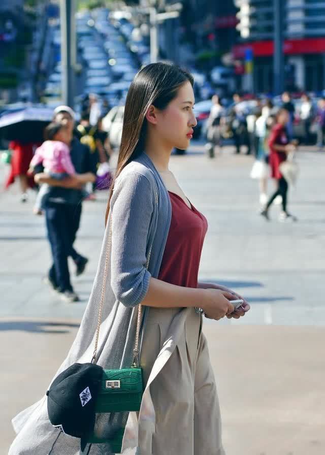 街拍:成熟的美女,长相不错身材好,笑容很暖心