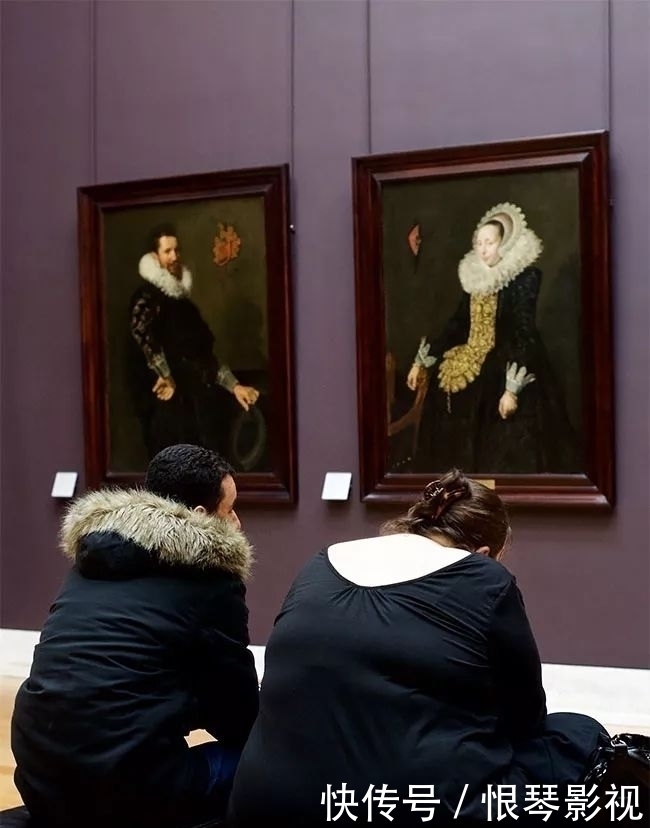 名画&他花2年时间,拍下1000个“撞衫”的人:撞衫不可怕,可怕的是……