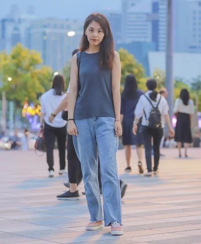 街拍:戴墨镜的小姐姐,身穿一字肩配超短裤,大长腿十分养眼