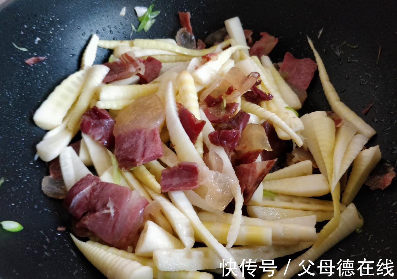 火腿切薄片搭配脆嫩的笋,味道太鲜美了,一口吃出幸福感