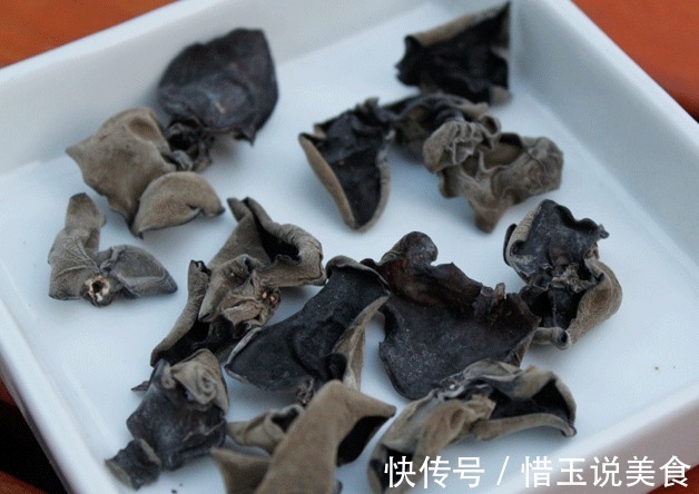 泡木耳，只会用水泡就错了！多加2个料，木耳泡发快，还更干净
