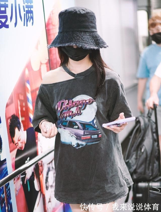 性感|刘些宁穿露肩T恤走机场,还大胆挑战“下衣失踪”,漫画腿真抢镜!