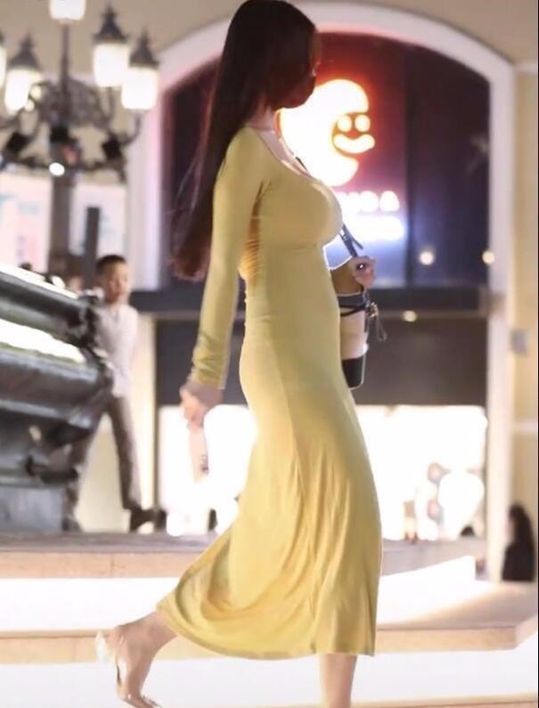 搭配 选择颜色比较简约的长裙,搭配高跟鞋显得优雅