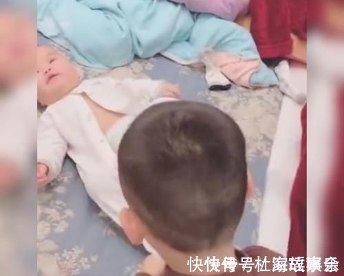 大耳朵图图|大宝给二宝耐心换衣服,接下来的一个举动暖化人心:满脸都是宠溺