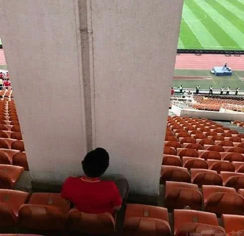 |搞笑GIF趣图：再也不敢在宿舍睡懒觉了，室友们太疯狂