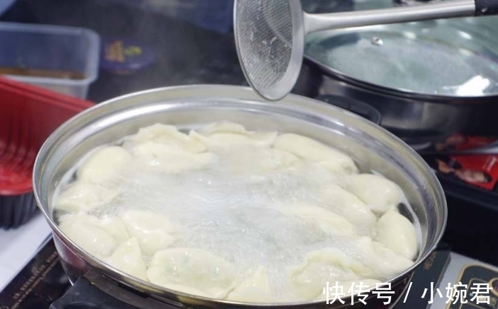 锅盖|煮饺子时到底要不要盖锅盖？很多人做错了，难怪饺子破皮还不好吃