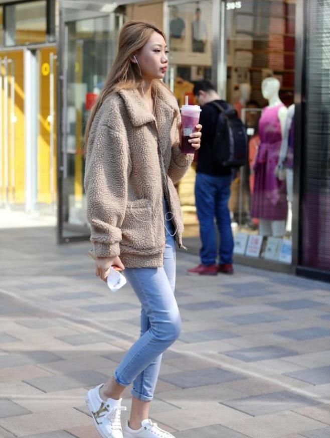 街拍：美女一件黑色上衣，一条低腰牛仔裤，走在街头潇洒帅气