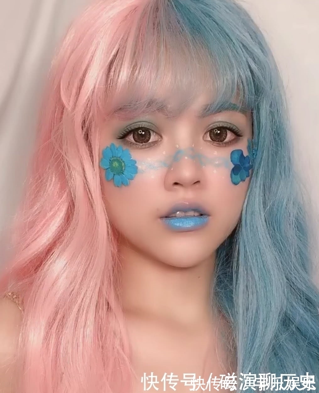 小姐姐|女生“天蓝色”口红画全脸,美得不像话,直男:你脸咋蓝了?