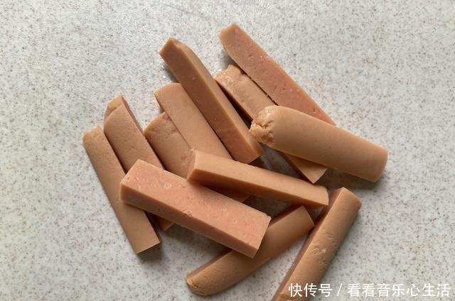 八月孩子迷上了这早餐,简单炒一炒就出锅,软糯Q弹,香辣过瘾