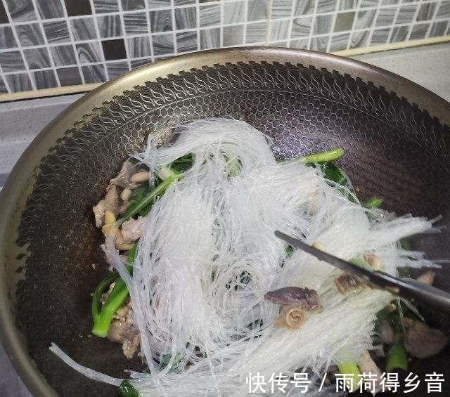 味道|鸡杂炒粉丝，味道鲜香，超级下饭！