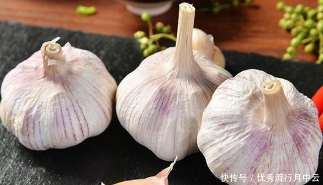 买大蒜,紫色还是白色蒜农不要买炒蒜,膨胀剂太多了