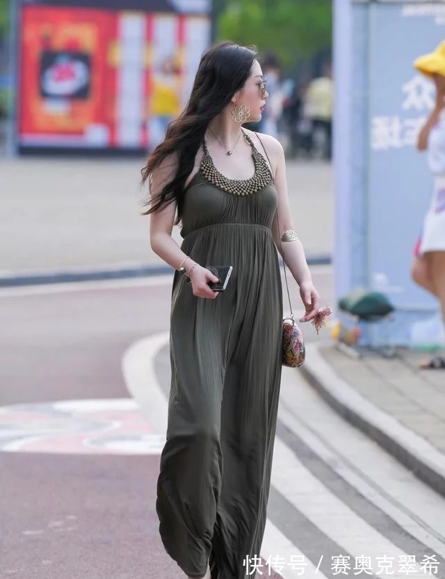 西域|长款挂脖修身连衣裙,独特面料的材质,完美突现出了西域风情