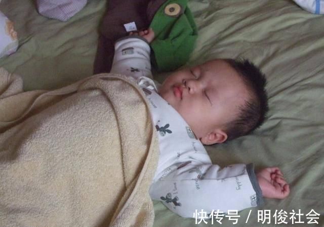 孩子|如果孩子突然不停的要吃奶、睡觉老醒、手脚乱动家长要注意了