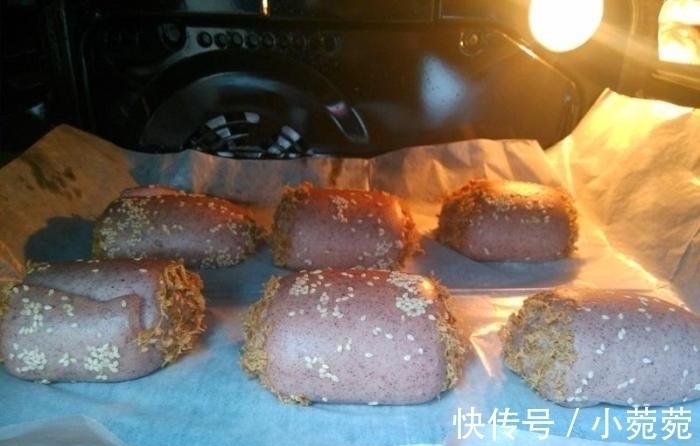 做了7年面包，第一次做“黑面包”，女儿一口气吃了两个，真好吃