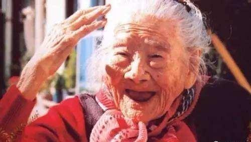 长寿老人|113岁老人烟酒不离手,他说长寿也不难,日常别碰一件事即可