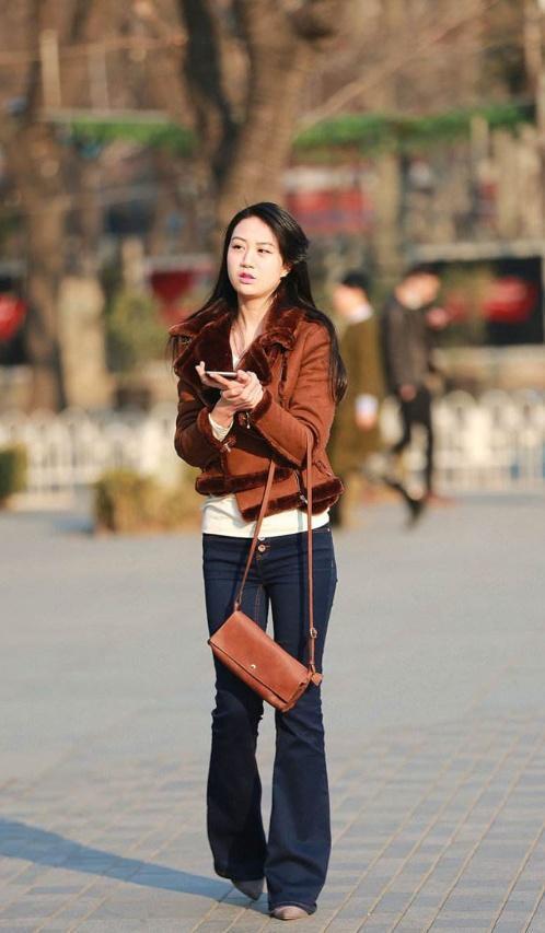 外套|长发飘飘的美女,修身外套搭配短裤,尽显时尚女神魅力