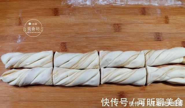 想吃这饼不用买了,教你在家做,一卷一拧,外酥里软,比吃肉都香