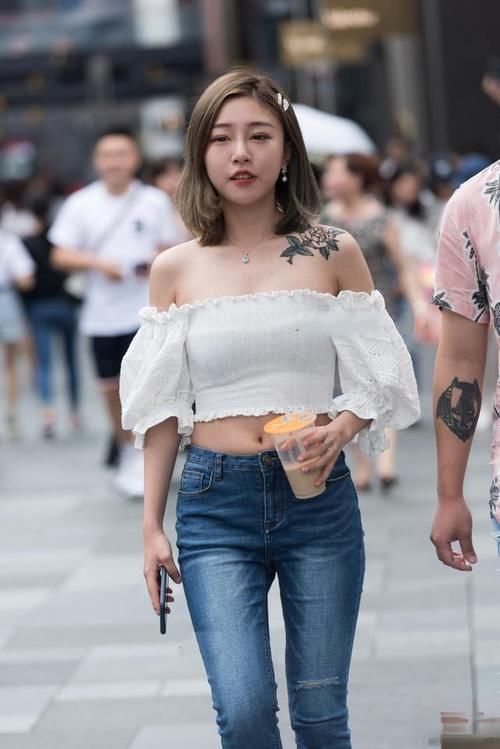 牛仔裤|身穿修身打底裤的美女，日常服饰风格显得个性和造型，精致典雅！