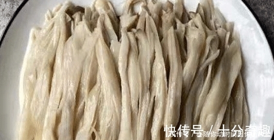 最近我家没少吃这菜，不炒不炖，上锅蒸熟，撕成条，拌上料汁，真香