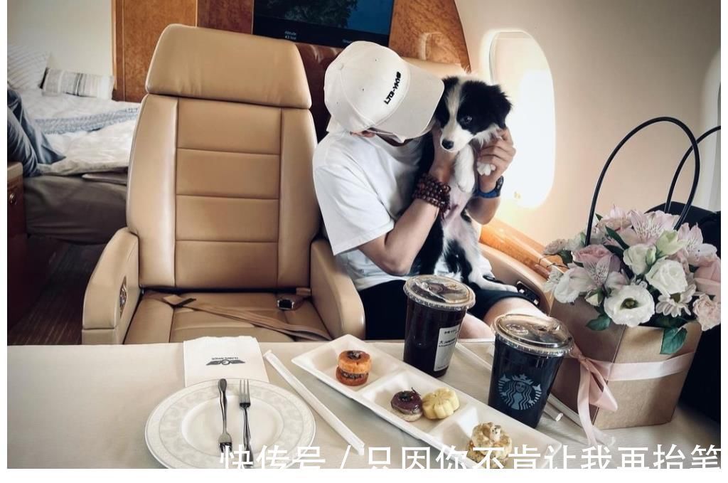 黄子韬高调晒私人飞机,在高空享受牛排大餐,宠物狗独享豪华座椅