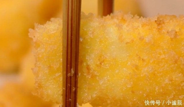 我家土豆从来不炒着吃,简单一做变成小零食,香甜酥脆,全家爱吃