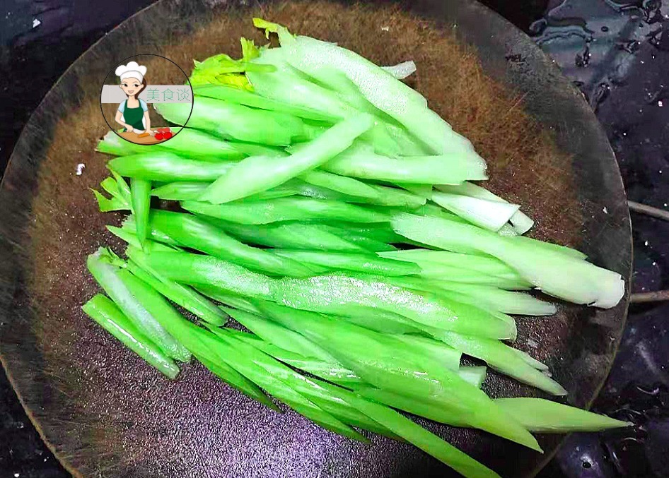 入秋后，记得多吃“一白一绿”，不放肉炒也很鲜香，秋天吃特养人