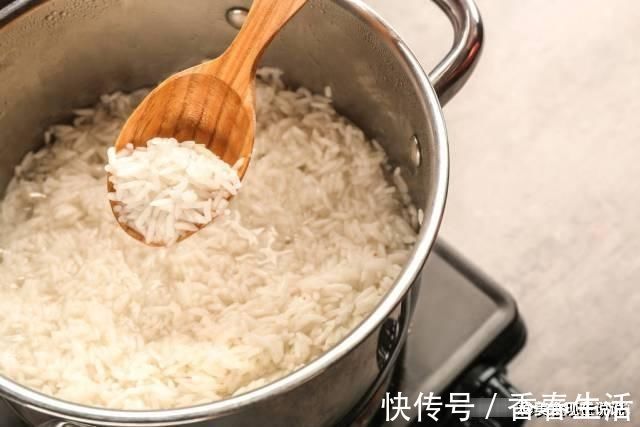 松软|蒸米饭时,光加水还不够,大厨:牢记这“2放”,米饭喷香又松软