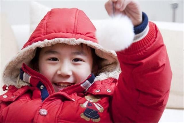 孩子感冒|儿科医生:孩子冬天容易生病不一定是穿太少,也可能是''穿太多''