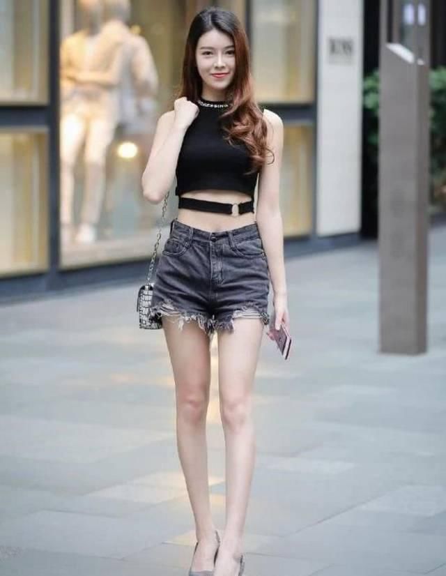 街拍身材娇小的小姐姐,一件针织背心配牛仔热裤,清新靓丽气息