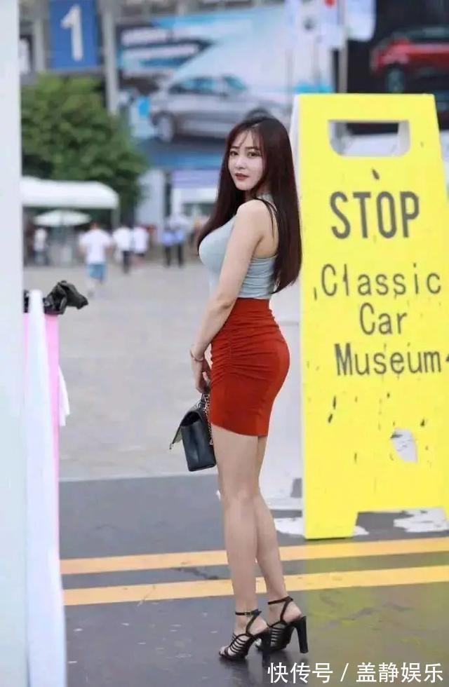 高跟鞋 美女一双绑带的高跟凉鞋,让她走路的姿态也显得优雅,时尚靓丽
