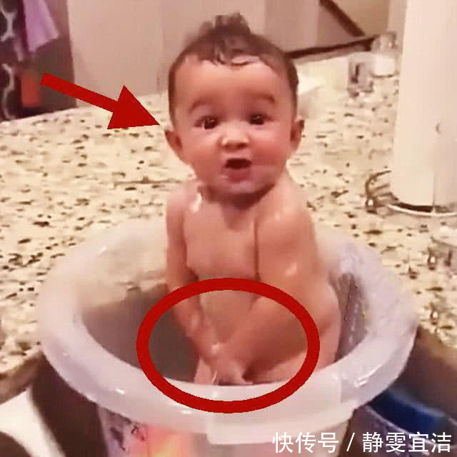 宝宝|宝宝洗澡时有人闯入，宝宝赶紧捂住下身，网友：一副萌萌的样子