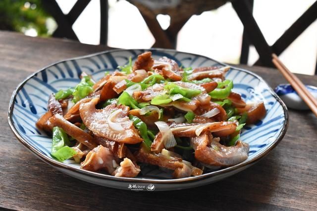 桂皮|猪身上这肉柔韧又脆富含胶质，先卤后炒味道鲜香，美容下酒棒极了
