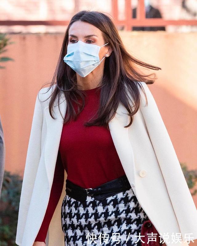 西班牙王后真会穿，乳白色“呢大衣”配红针织衫，美得高级又醒目