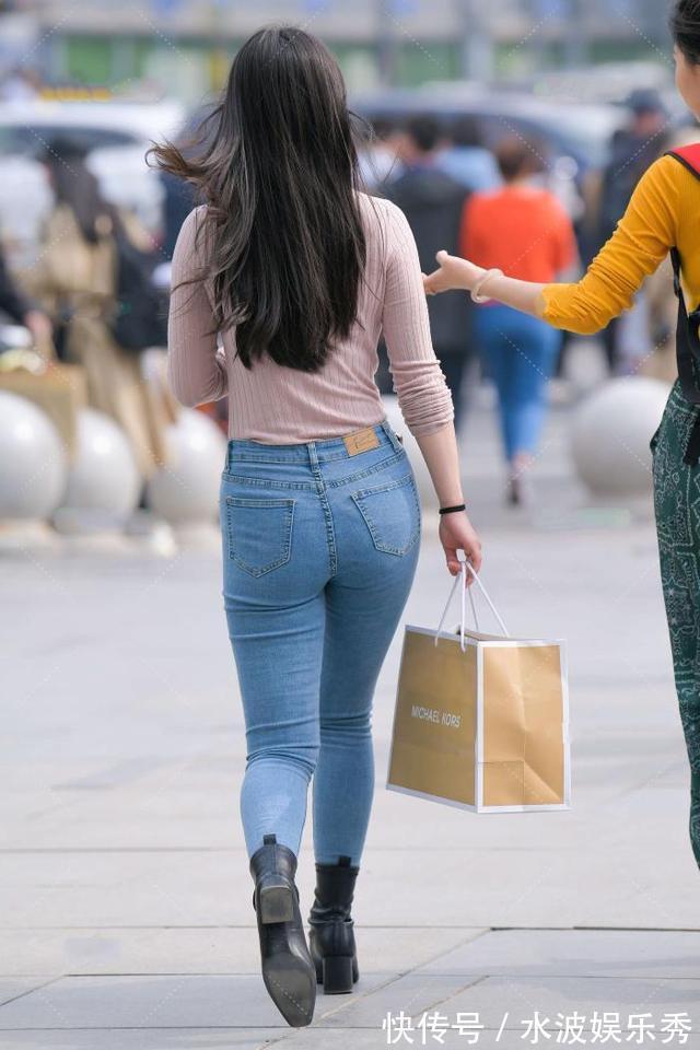 香芋紫 藕粉色上衣轻柔淡雅,搭配牛仔裤,造型既休闲又浪漫