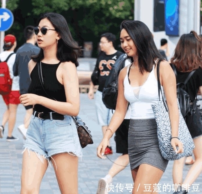 青春活力|街拍: 美女一袭长裙,展示高挑性感好身材,散发出青春活力气息