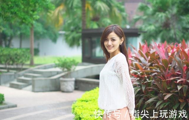 雪纺上衣 粉色超短裤搭配白色雪纺上衣,甜美感十足!