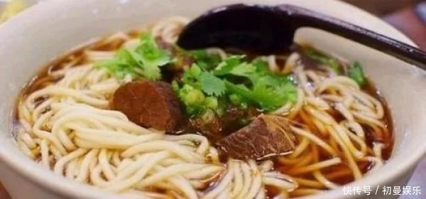 煮面条时,别直接开水下锅,面店师傅教你正确做法,爽滑又筋道